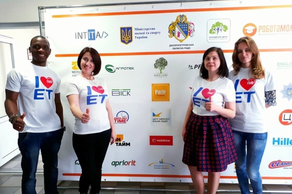 ITTT TEFL Four people smiling and giving a thumbs up